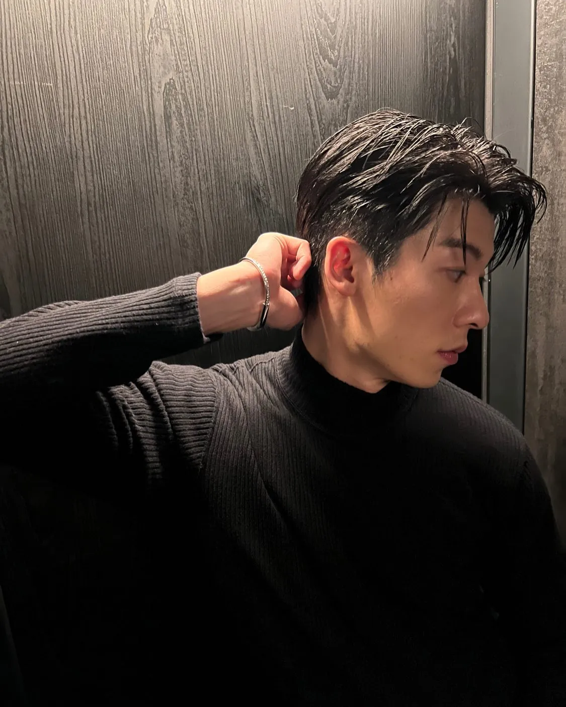 Aktor Greg Hsu dengan busana hitam (credit: Instagram.com/kuanghanhsu/)