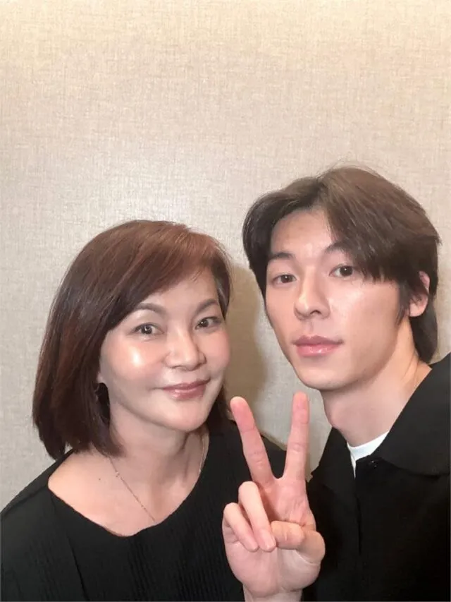 Potret selfie ibu Tzuyu TWICE dan Greg Hsu (credit: Instagram.com)