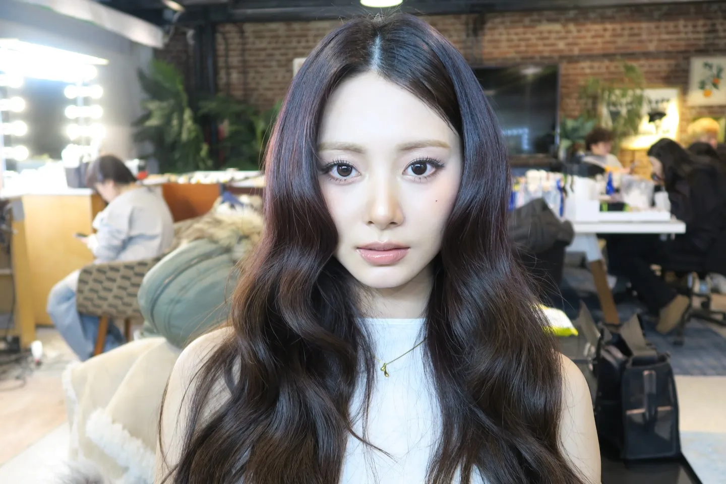 Tzuyu TWICE selfie dengan makeup flawless (credit: Instagram.com/thinkaboutzu/)