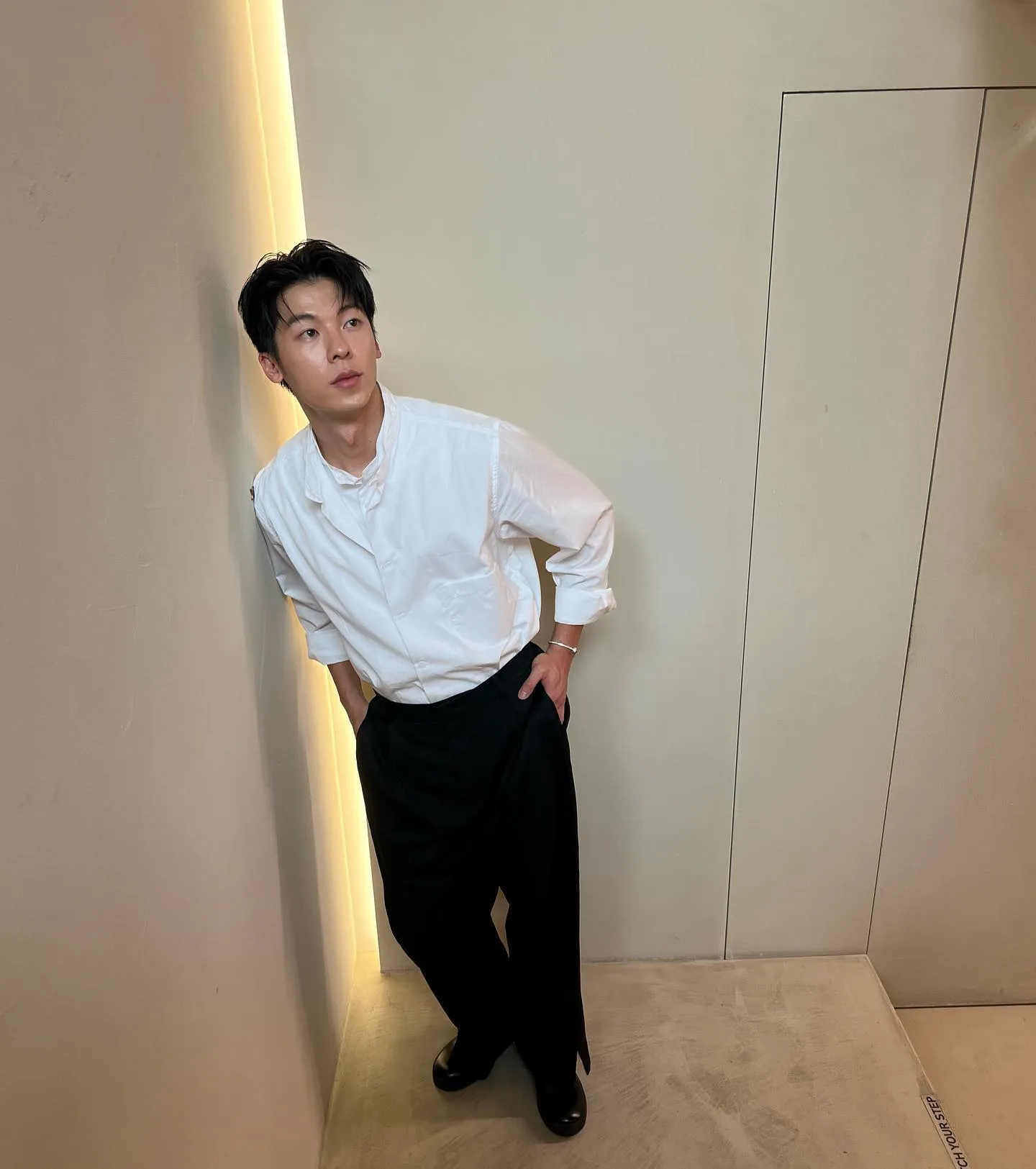 Greg Hsu pakai kemeja putih  (credit: Instagram.com/kuanghanhsu/)