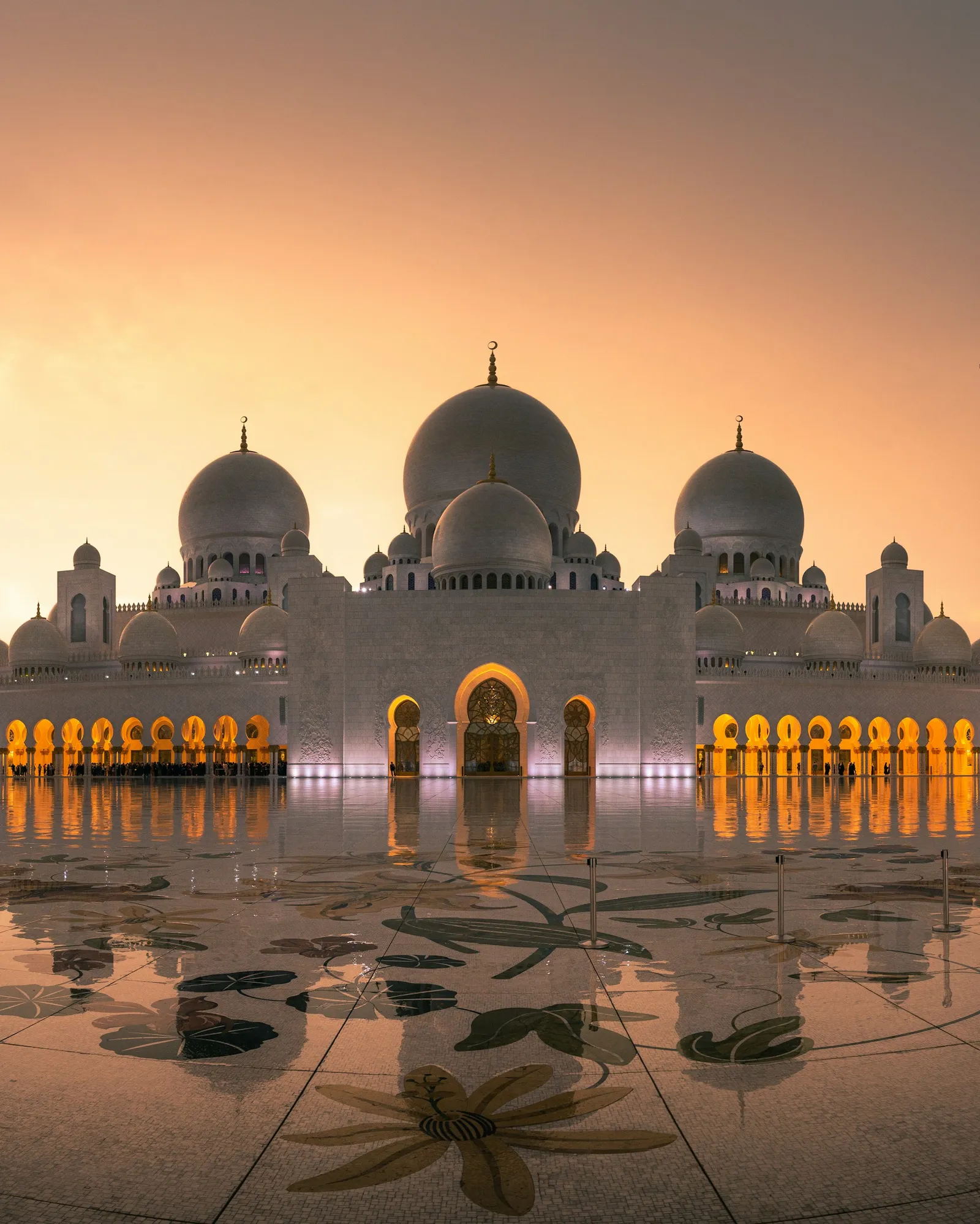 Suasana masjid (credit: Unsplash)