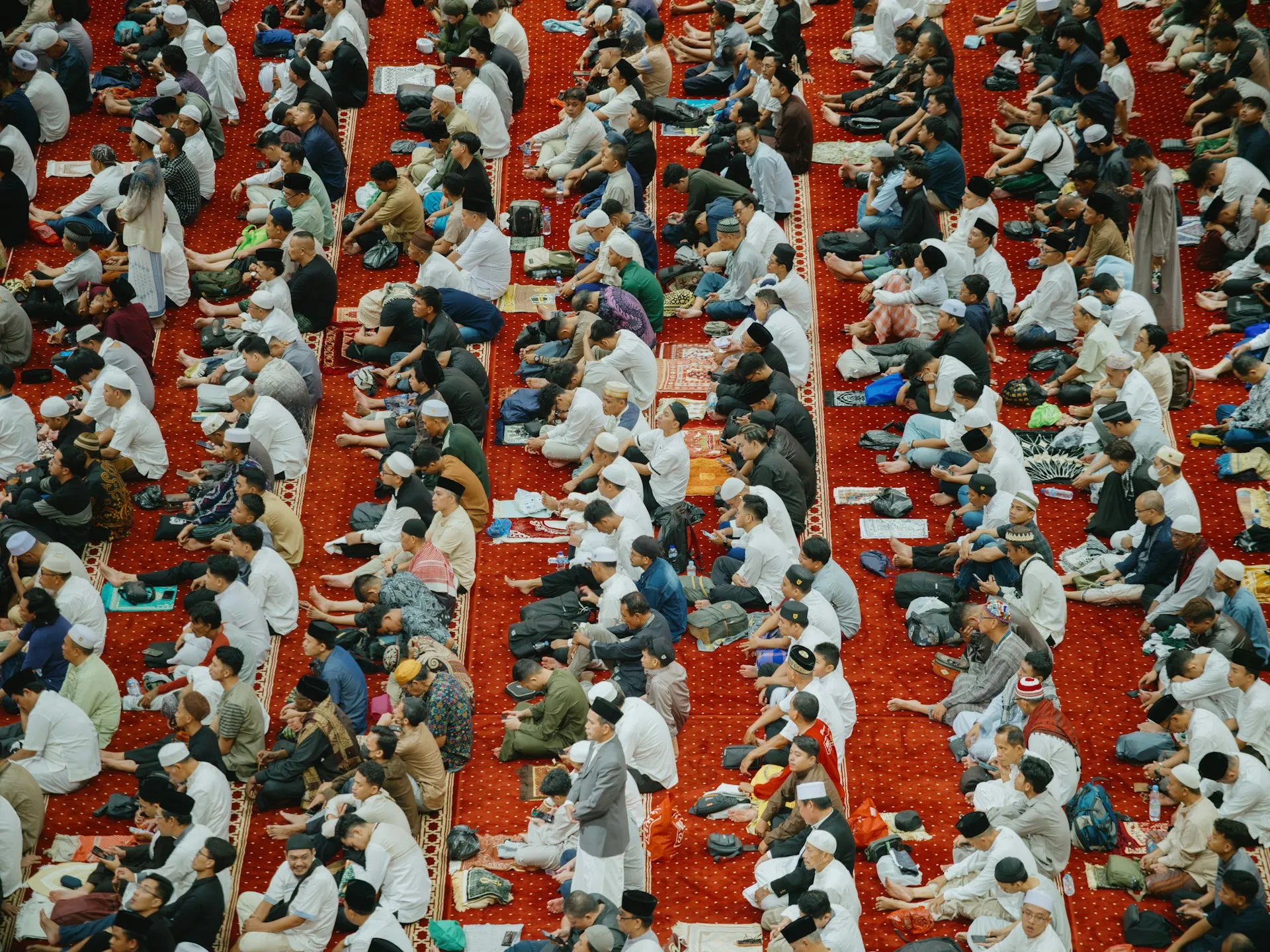 Para jamaah berkumpul di masjid untuk salat idul Adha (credit: unsplash)