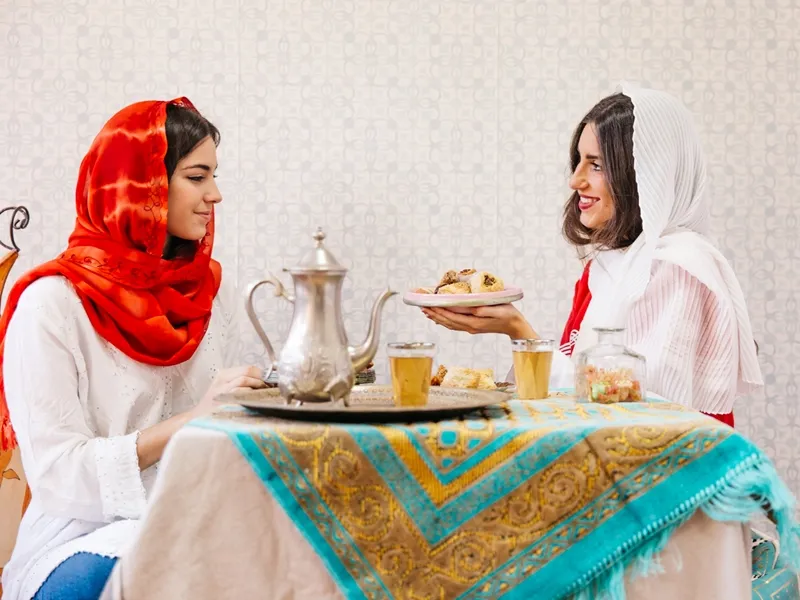 Dua orang wanita menikmati makanan bersama (c) Ilustrasi AI