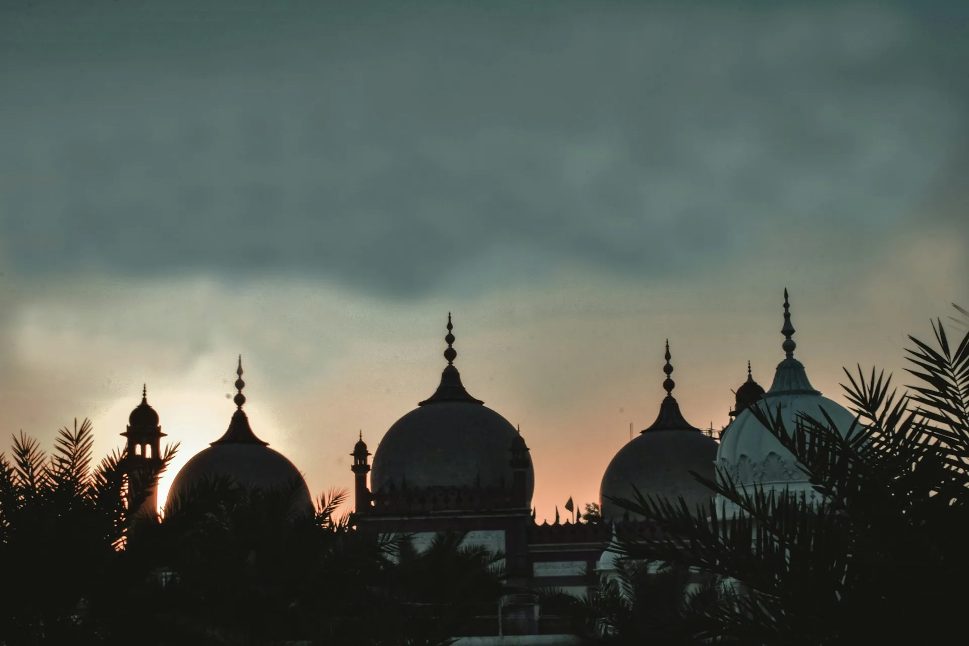 Pemandangan siluet masjid (credit: unsplash)