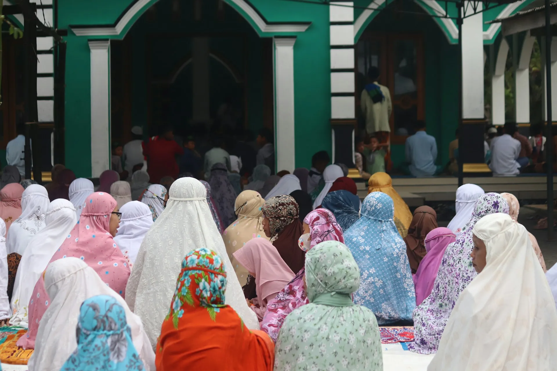 Suasana lebaran jamaah wanita (credit: unsplash)