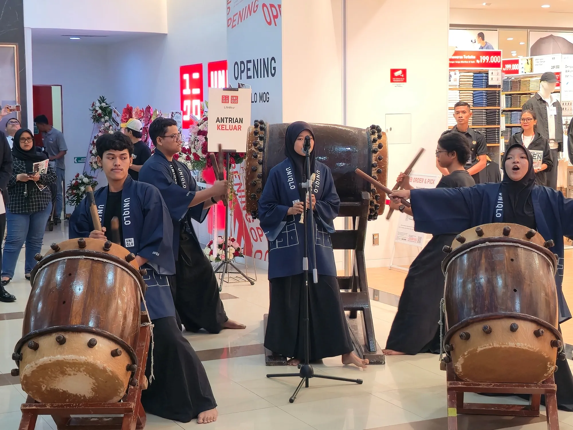 Penampilan Taiko pembukaan toko pertama UNIQLO di Malang. (KLY/Ayu Srikhandi)