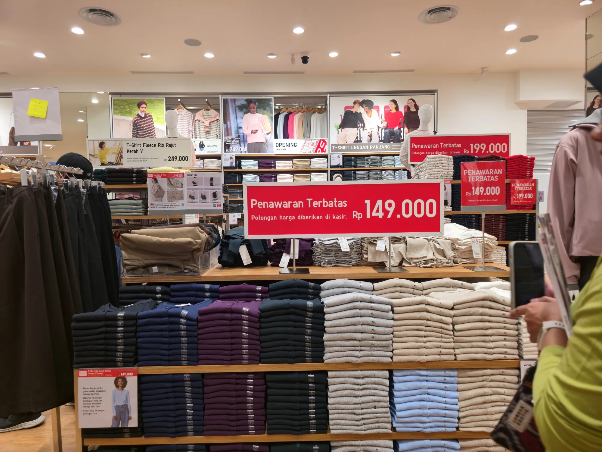 Penawaran menarik di UNIQLO Malang. (KLY/Ayu Srikhandi)