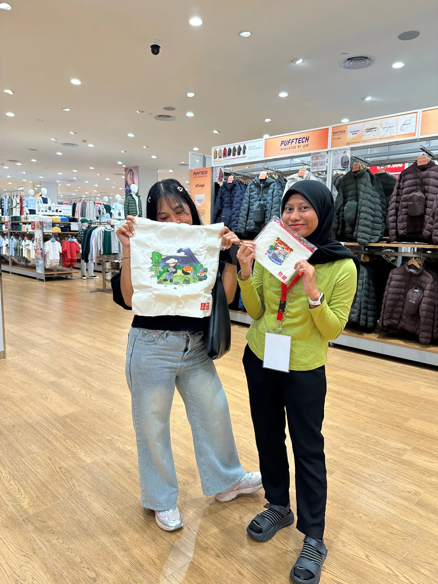 UNIQLO Malang kolaborasi dengan artist lokal. (KLY/Ayu Srikhandi)