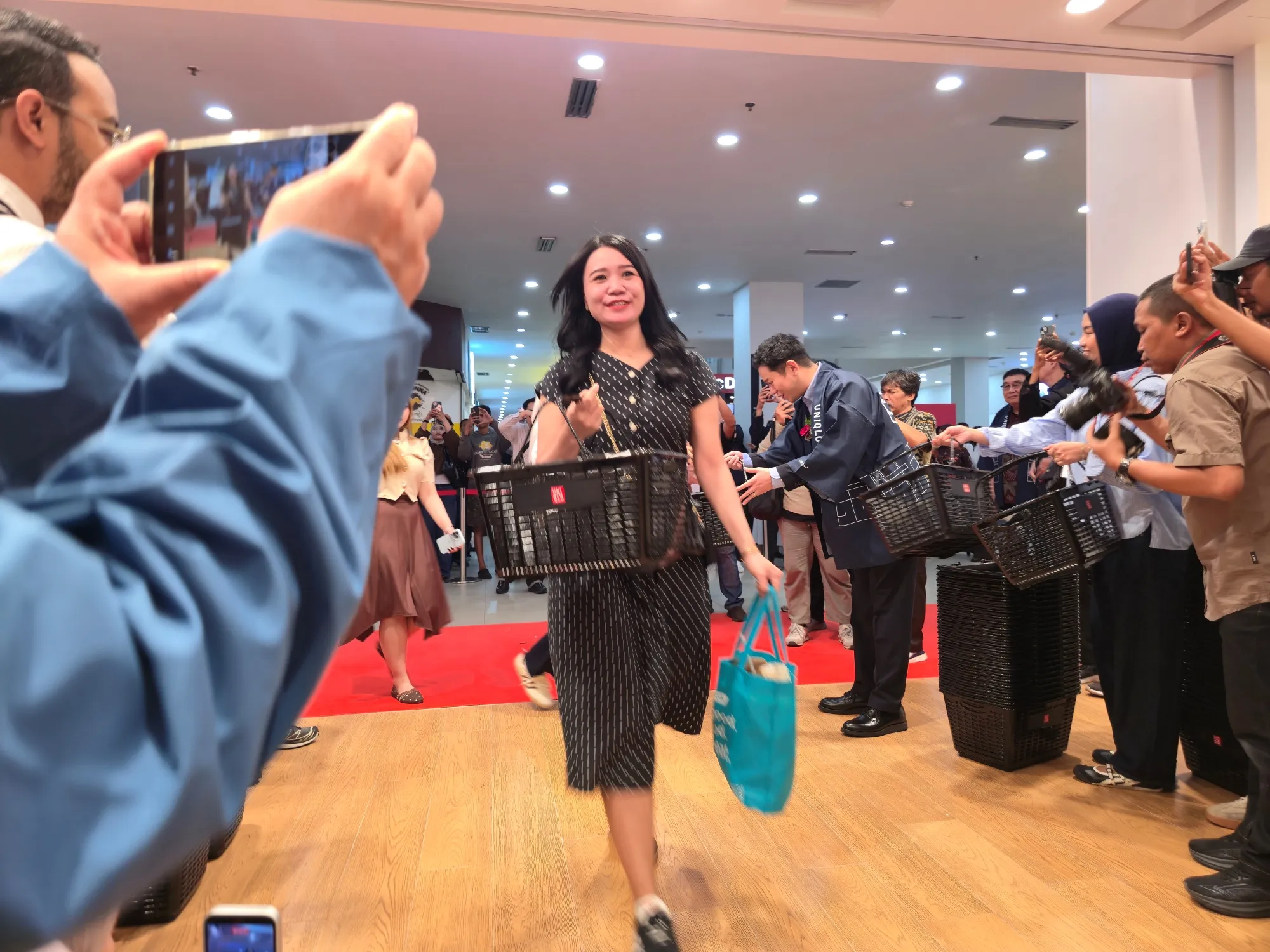 Customer pertama di pembukaan UNIQLO Malang. (KLY/Ayu Srikhandi)