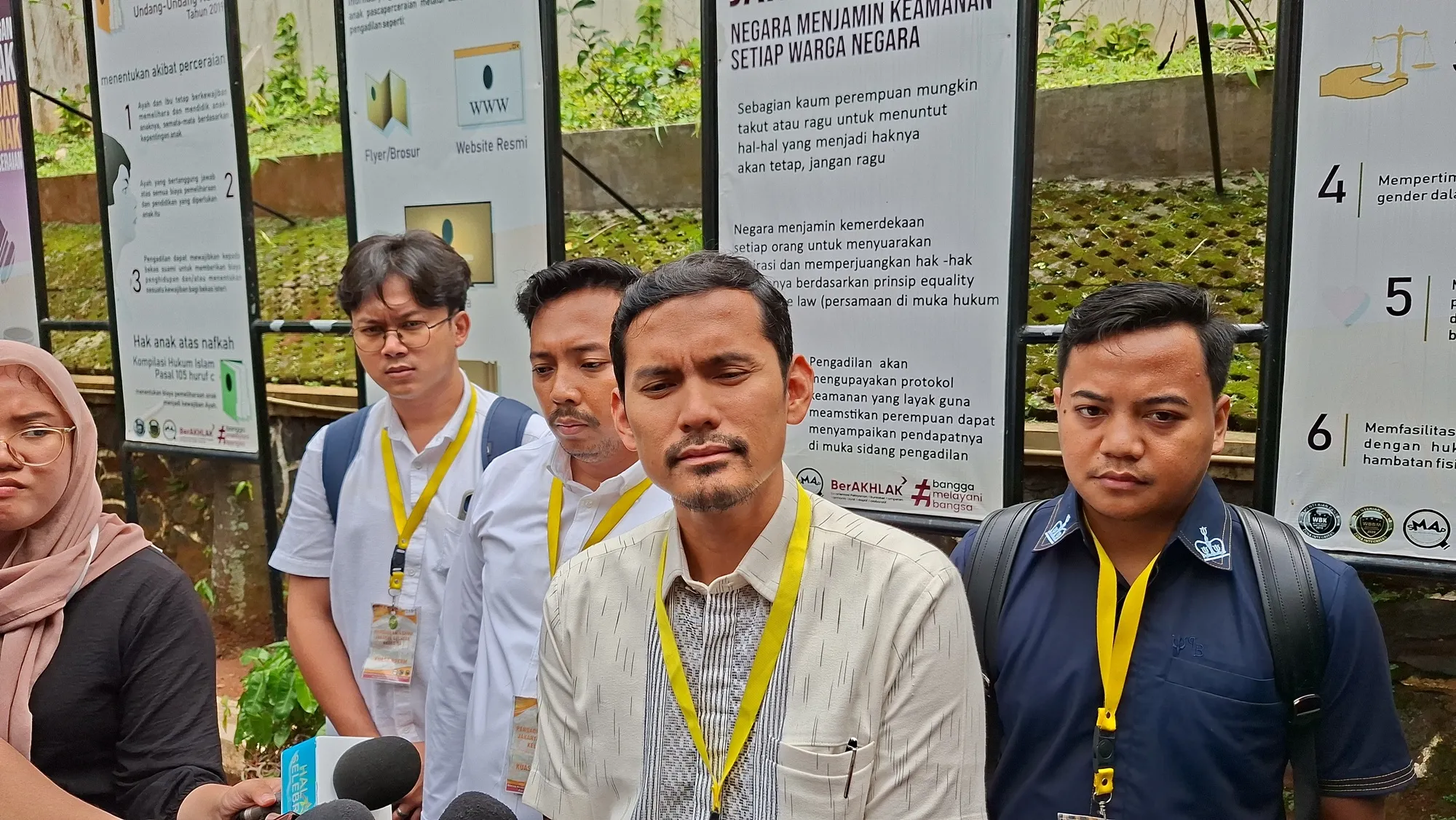 Putra pengacara Raisa di Pengadilan Agama © KapanLagi.com/Mathias Purwanto