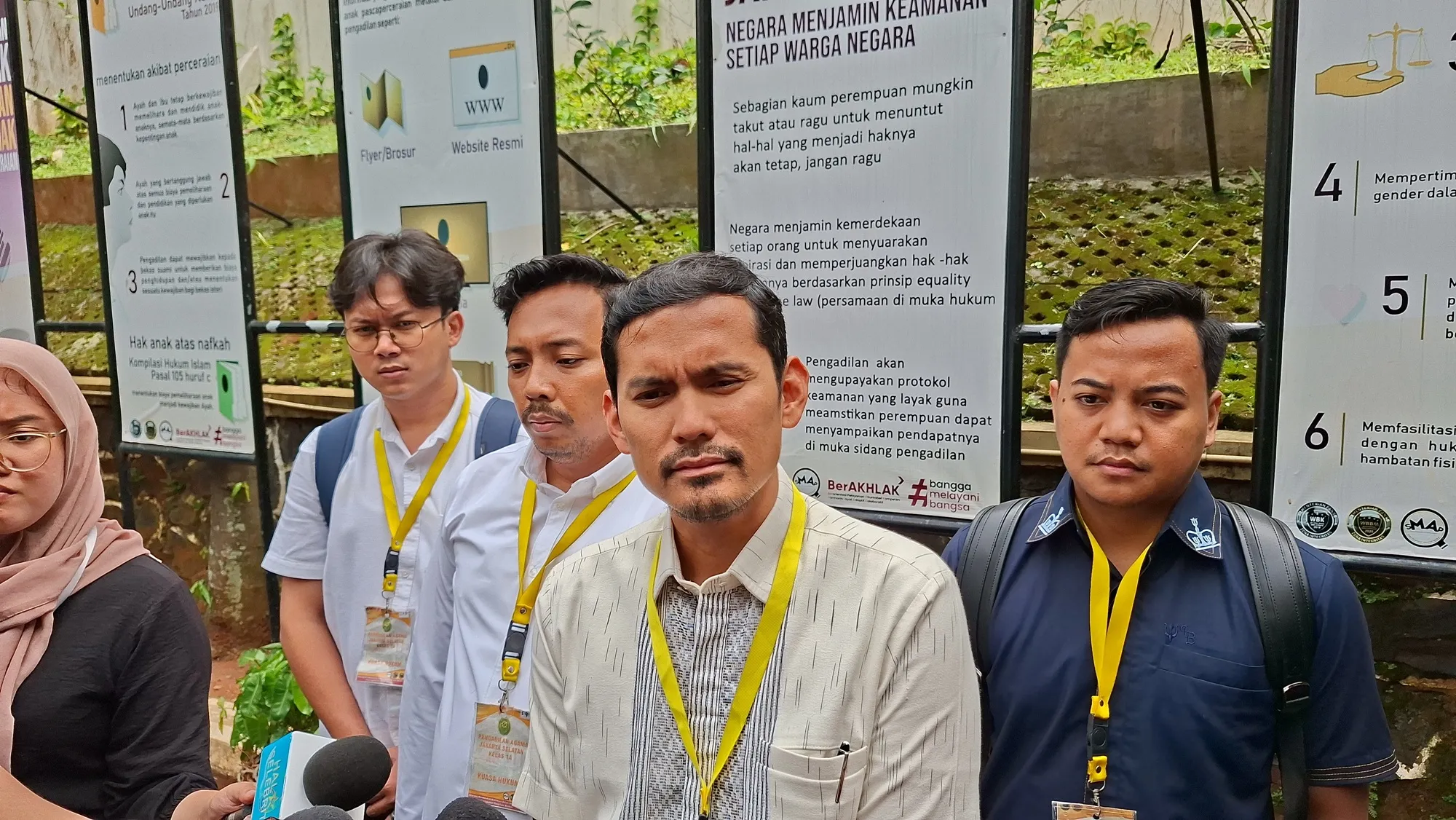 Putra pengacara Raisa di Pengadilan Agama © KapanLagi.com/Mathias Purwanto