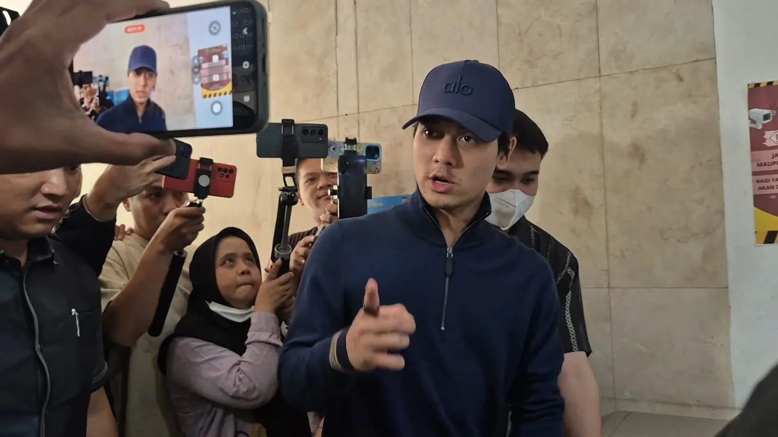 Rizky Billar di kantor polisi © KapanLagi.com/Fikri Alfi Rosyadi