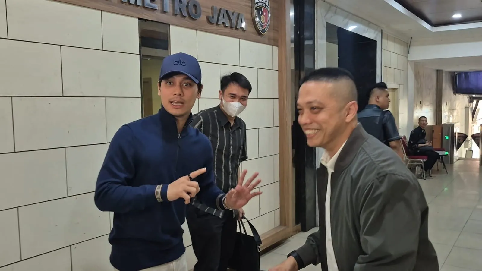 Rizky Billar pakai jaket biru © KapanLagi.com/Fikri Alfi Rosyadi