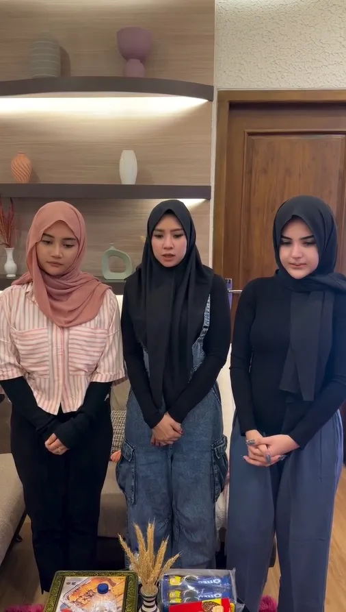 Mala Agatha, DJ Zhuu dan Icha Chellow berdiri Â© instagram.com/mala.agatha