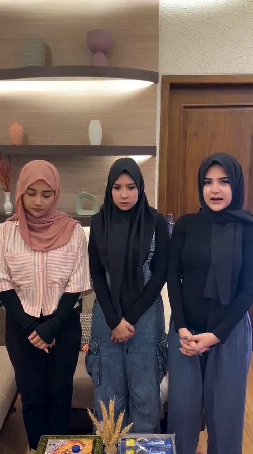Mala Agatha, DJ Zhuu dan Icha Chellow di sebuah ruangan Â© instagram.com/mala.agatha