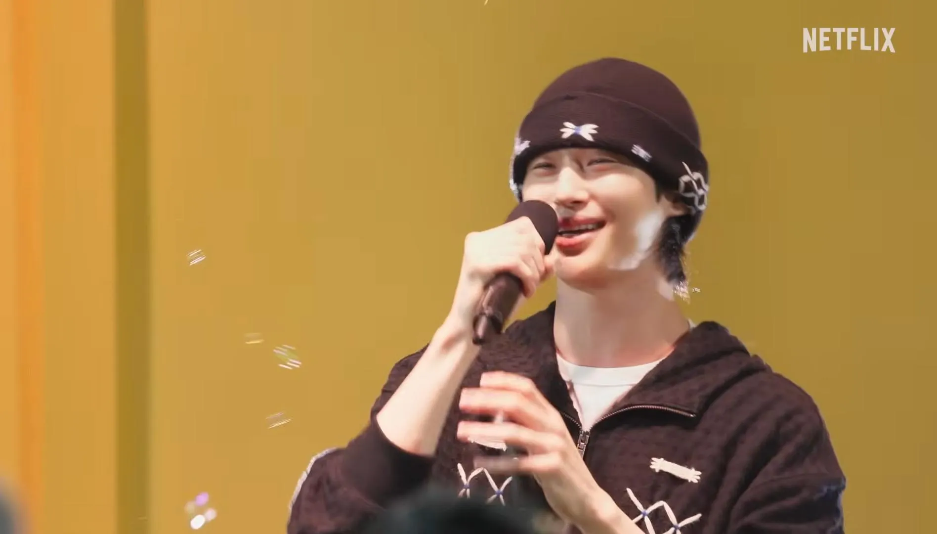Byeon Woo Seok Nyanyikan Sudden Shower (credit: Youtube/netflixkcontent)