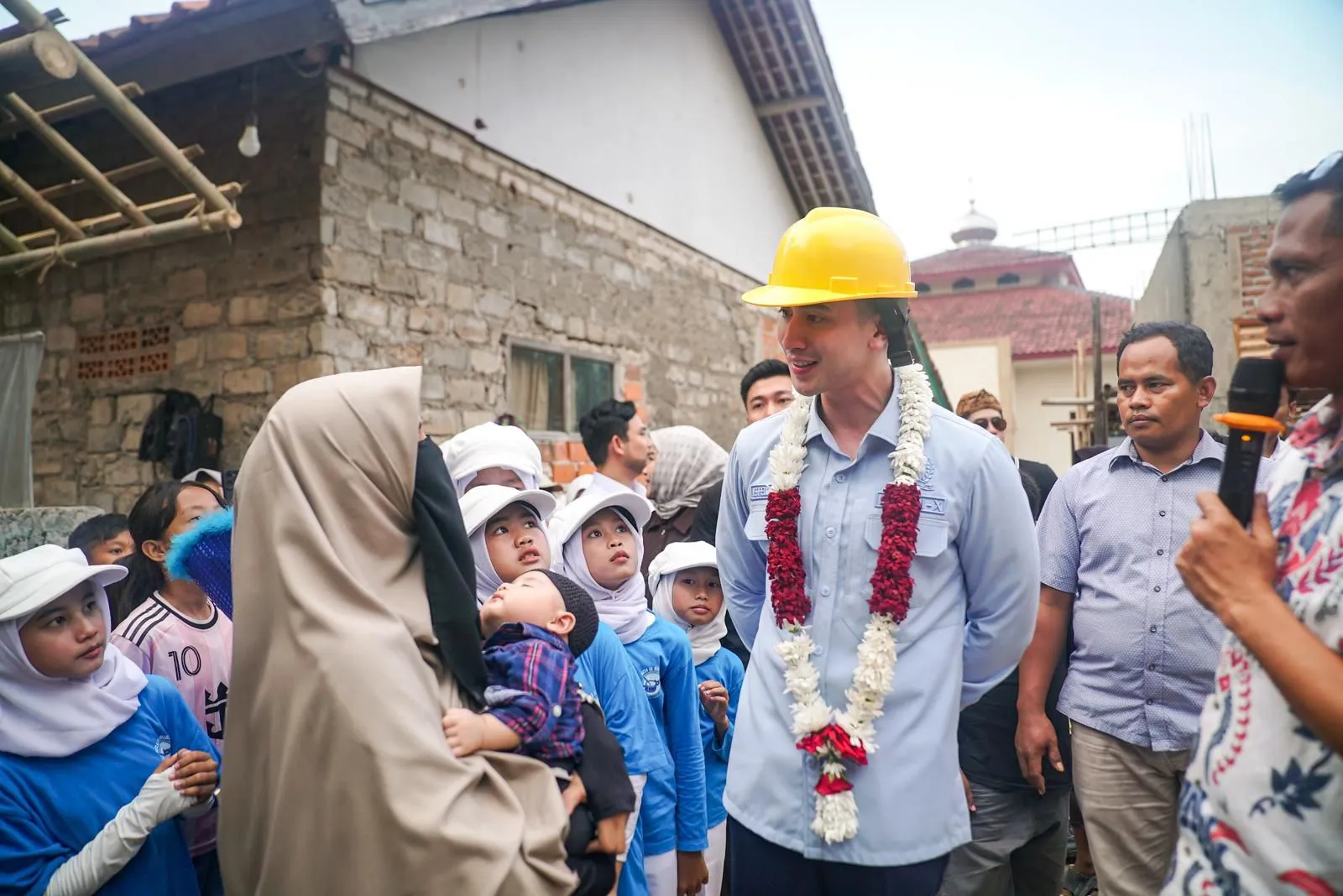 Verrell Bramasta tinjau pembangunan PAUD Az-Zahra (Credit: Dokumentasi Pribadi)
