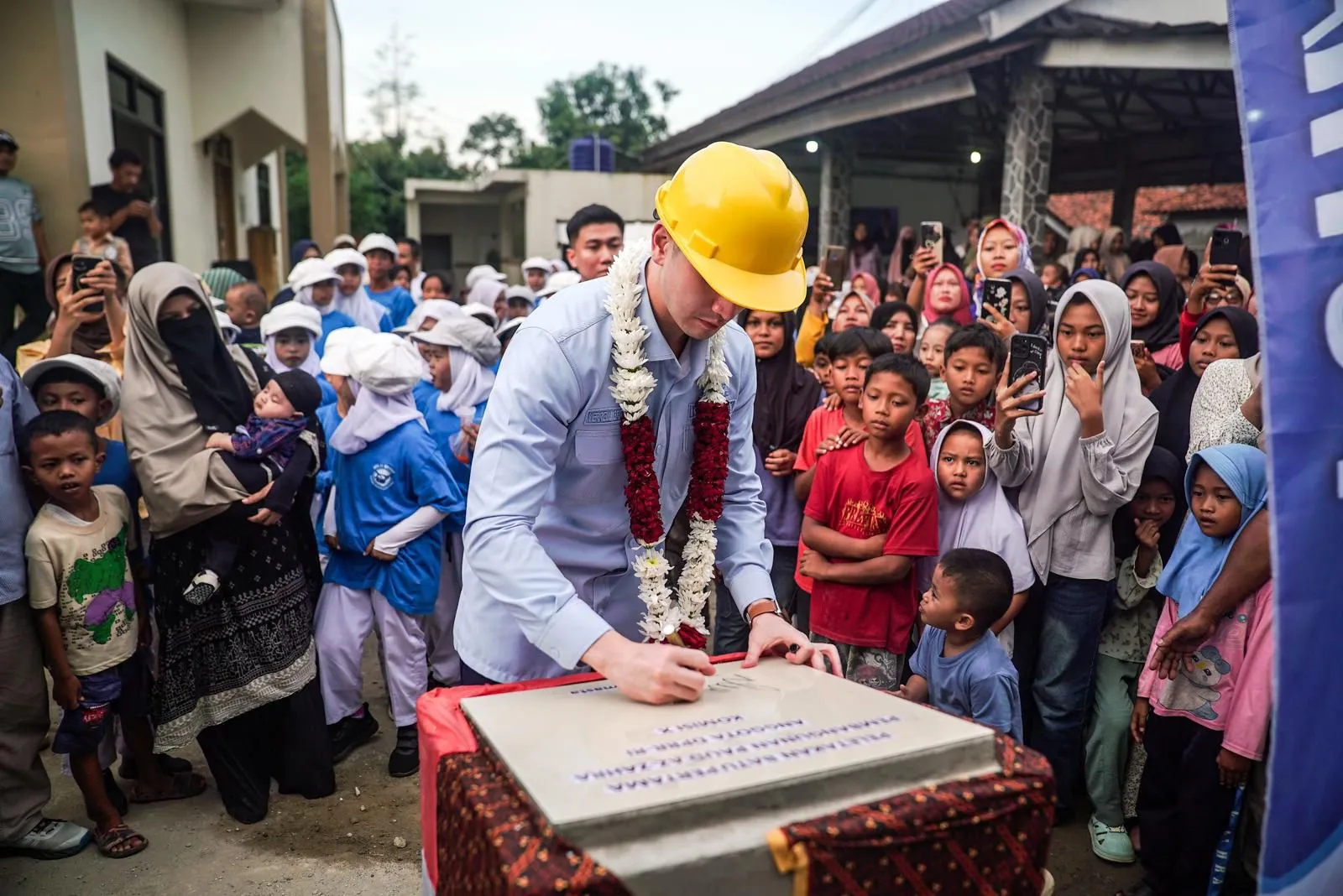 Verrell Bramasta tinjau pembangunan PAUD Az-Zahra (Credit: Dokumentasi Pribadi)