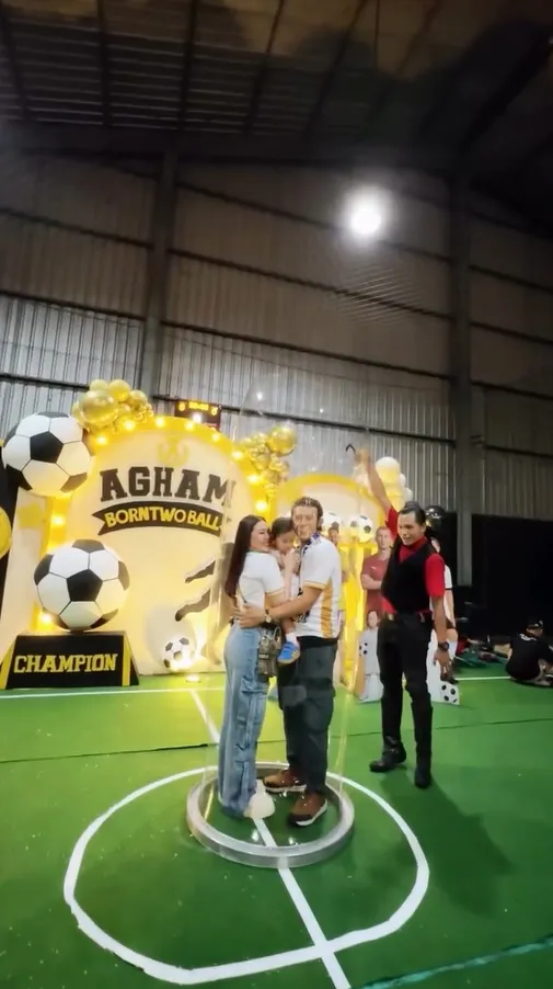 Via Vallen dan Chevra Yolandi gendong Agham © instagram.com/viavallen