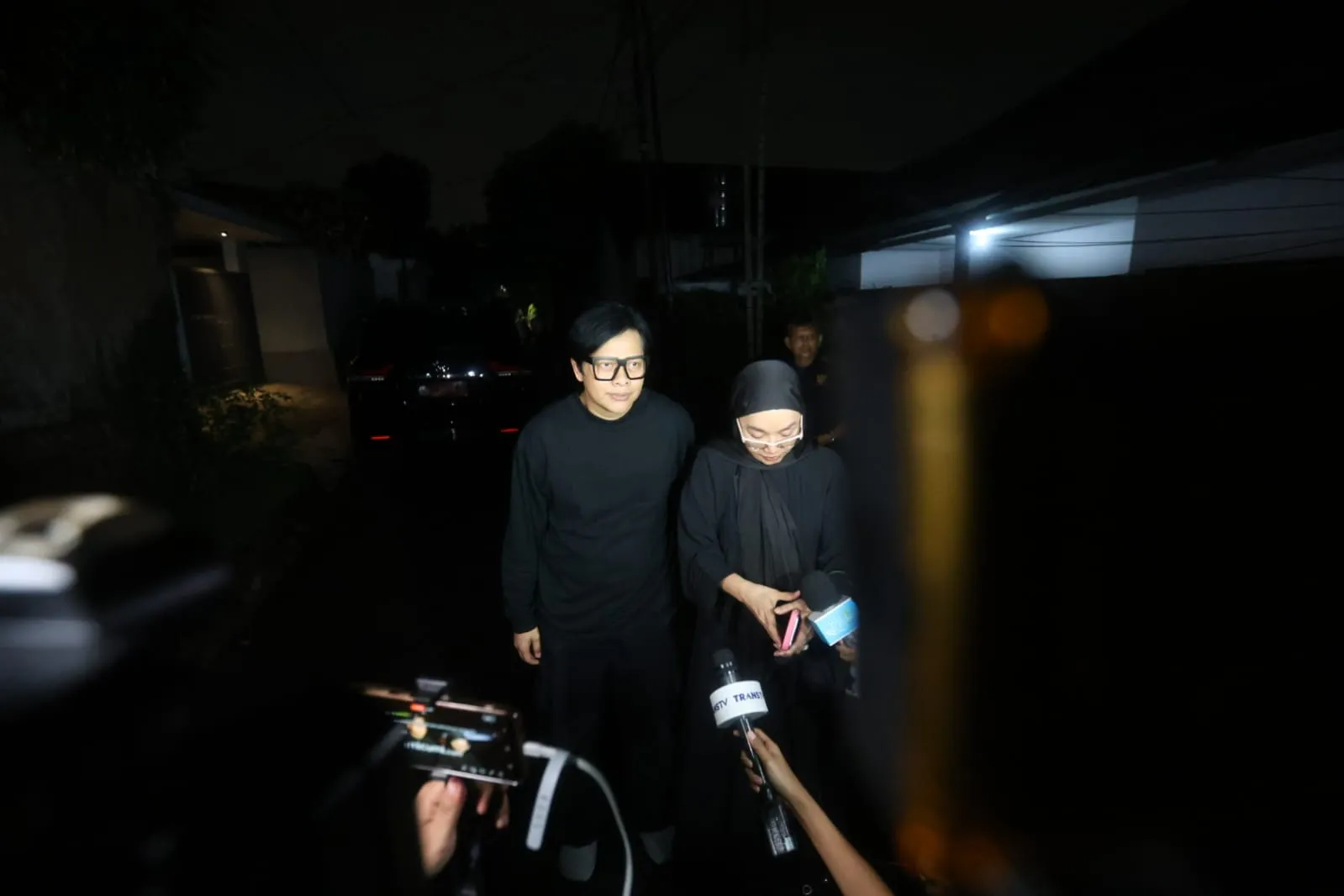 Armand Maulana dan Dewi Gita di rumah duka Vidi Aldiano, Sabtu (7/3) (KapanLagi.com/Budy Santoso)
