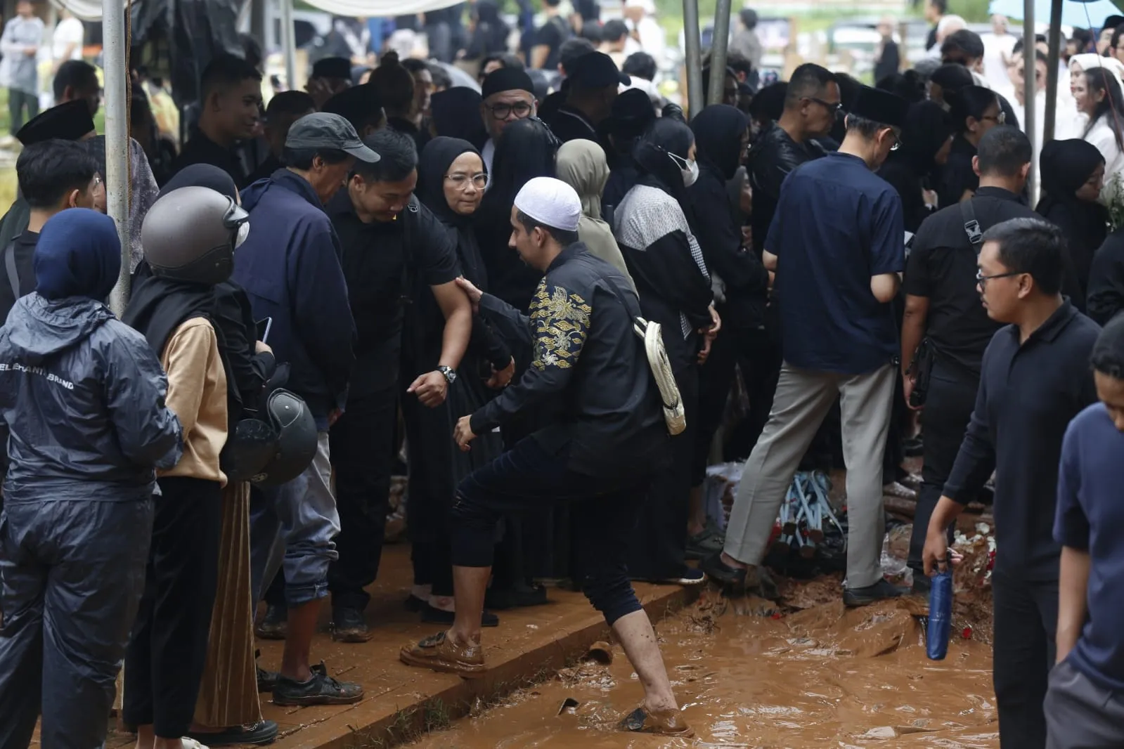 Habib Jafar turut antar Vidi Aldiano ke tempat persemayaman (Credit: KapanLagi/Budy Santoso)