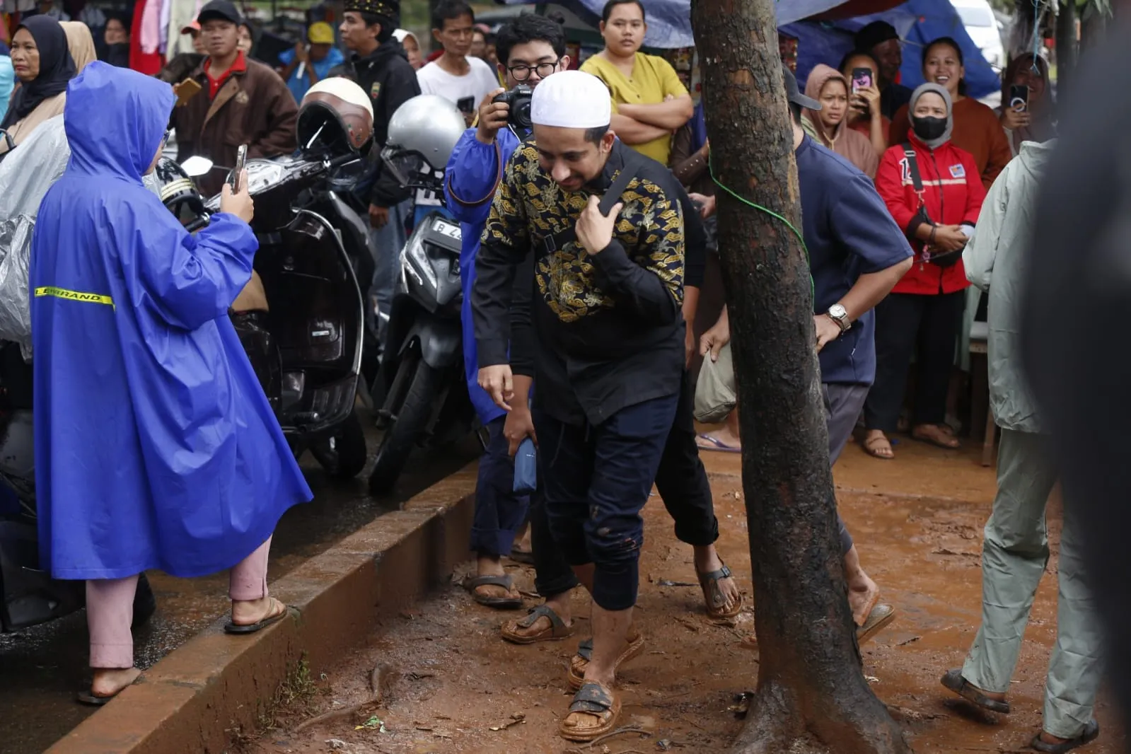 Habib Jafar turut antar Vidi Aldiano ke tempat persemayaman (Credit: KapanLagi/Budy Santoso)