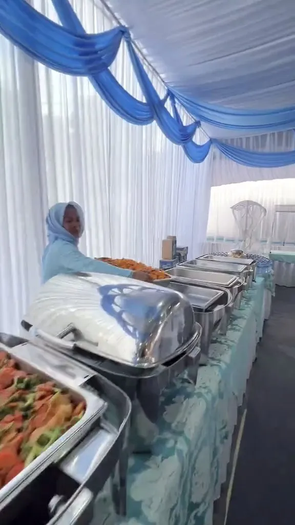 Aneka Hidangan Lezat di Meja Prasmanan