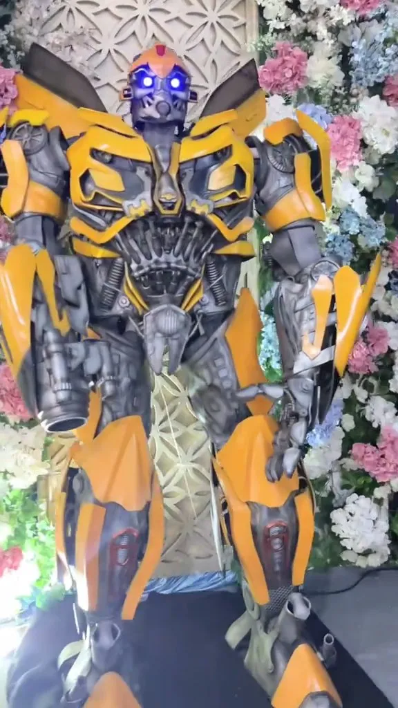 Kehadiran Robot Transformer Raksasa yang Unik