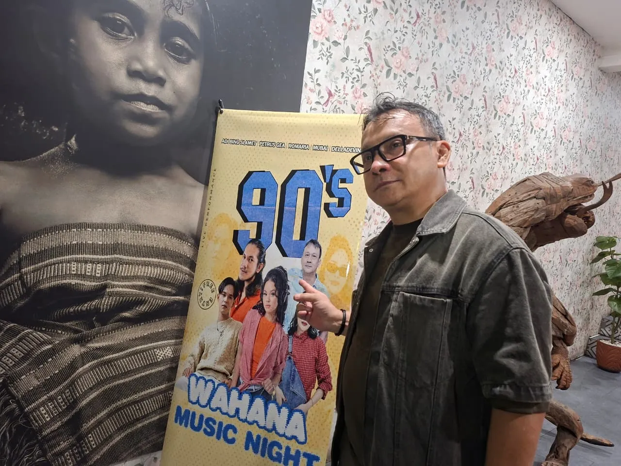 Adi Bing Slamet Tunjuk Poster Wahana Music Night Â© KapanLagi.com/Fikri Alfi Rosyadi