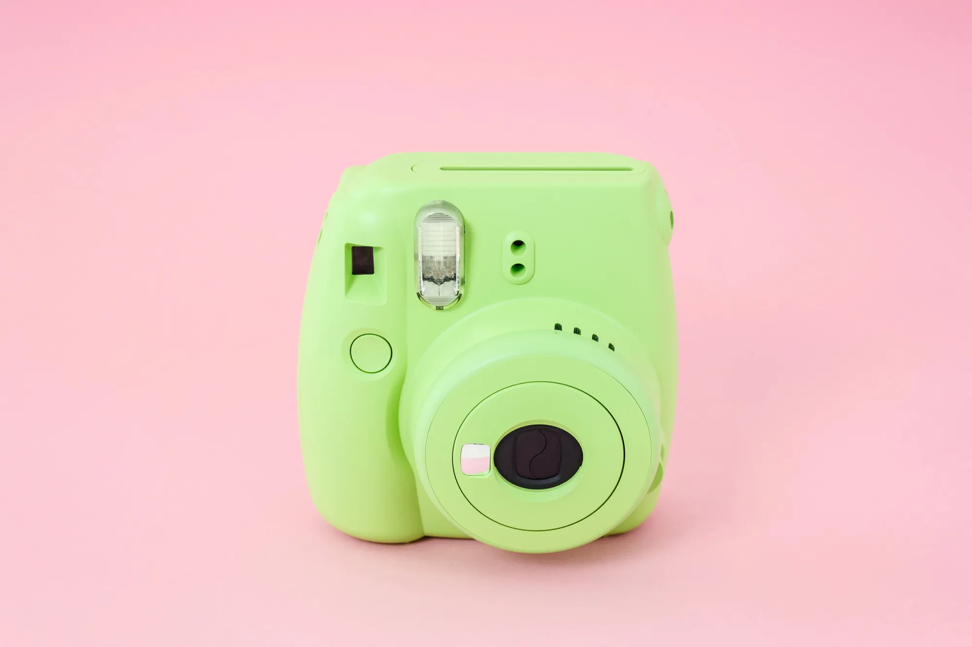 Ilustrasi kamera mini digital. (c) morkovkapiy/Depositphotos
