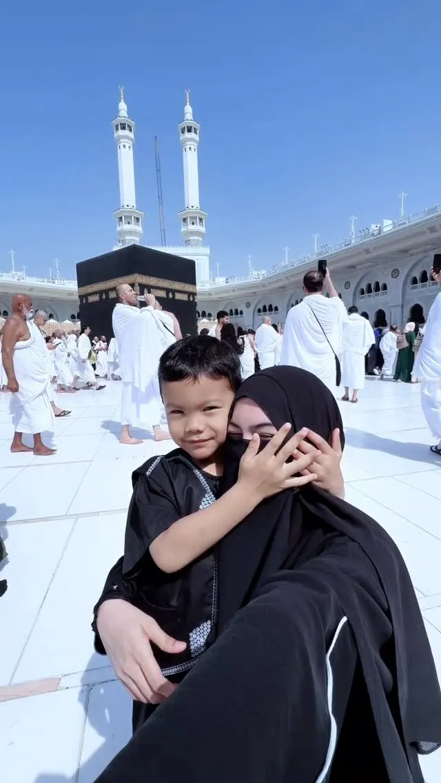 Wardatina Mawa Umrah Bersama Anak © instagram.com/wardatinamawa
