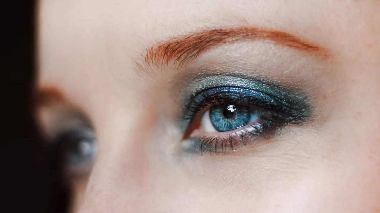 Warna Eyeshadow yang Cocok untuk Kulit Olive/Photo by Tom Swinnen on Unsplash