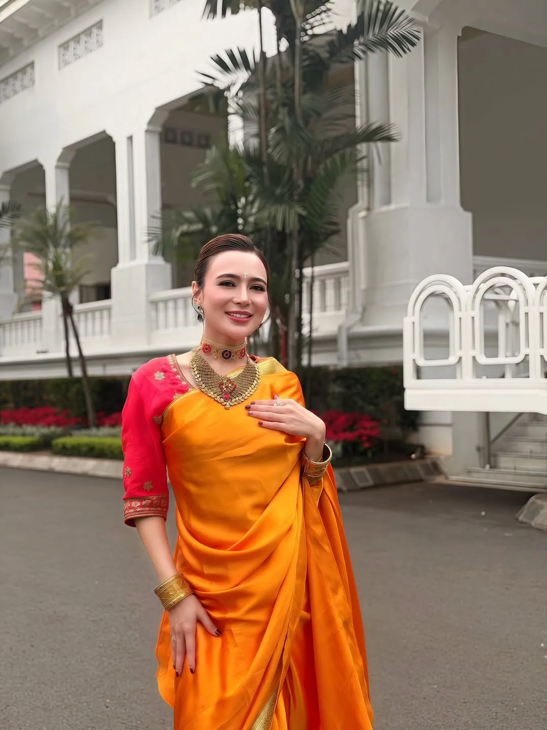 Wika Salim pakai sari India © instagram.com/wikasalim