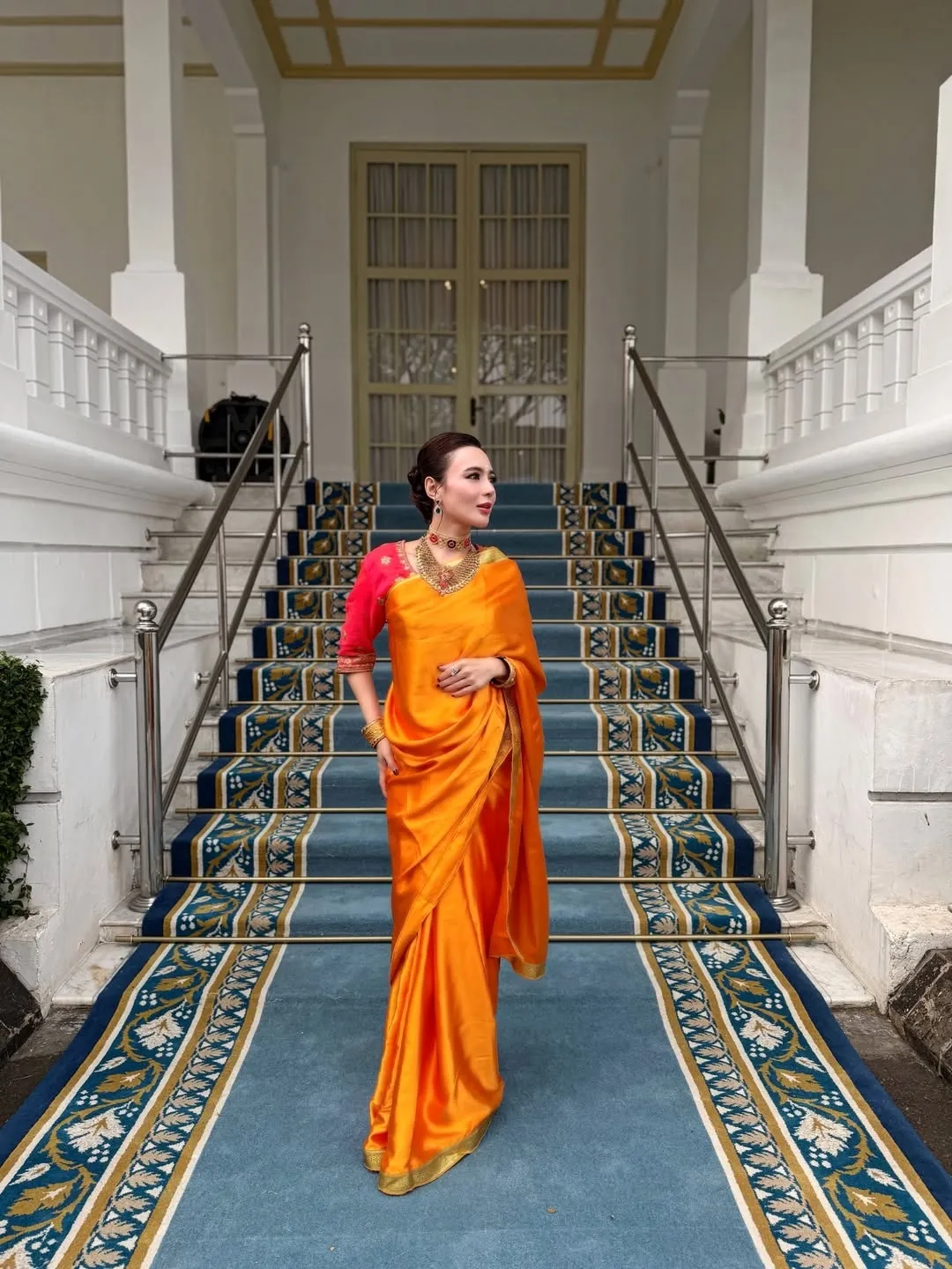 Wika Salim berdiri di depan tangga © instagram.com/wikasalim