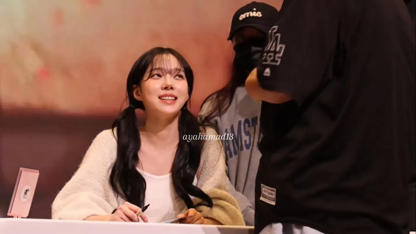 Winter aespa Tetap Ceria saat Hadiri Fansign (credit: X/mybunniesblink)
