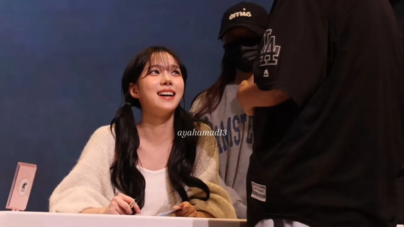 Winter aespa Tetap Ceria saat Hadiri Fansign (credit: X/mybunniesblink)