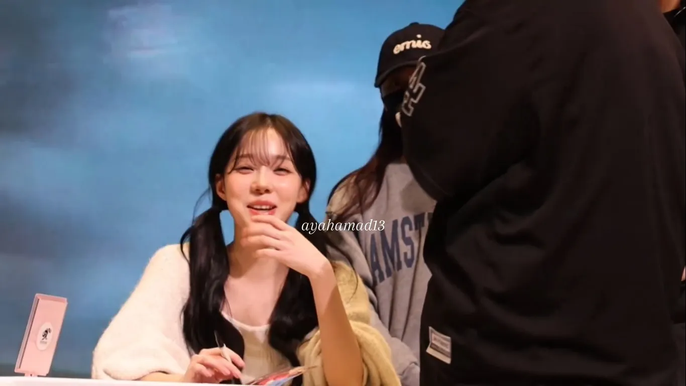 Winter aespa Tetap Ceria saat Hadiri Fansign (credit: X/mybunniesblink)