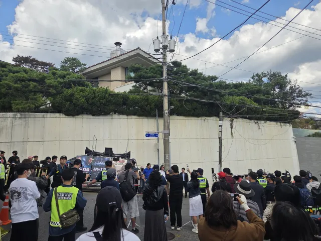 Demo di Rumah Yoo Hae Jin (credit: Yonhap News)