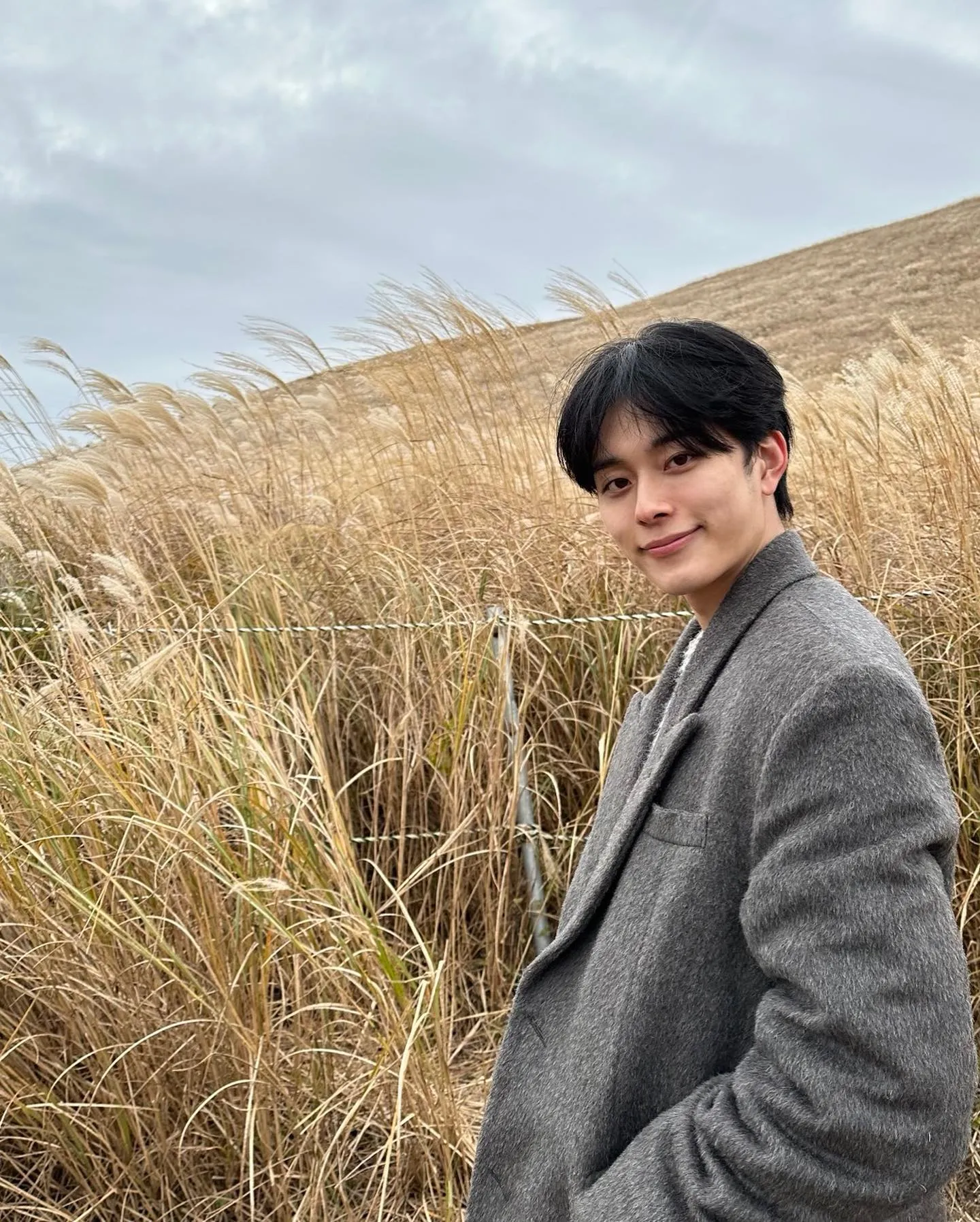 Yoo Seon Ho dengan balutan mantel abu-abunya/Instagram.com/official_yooseonho