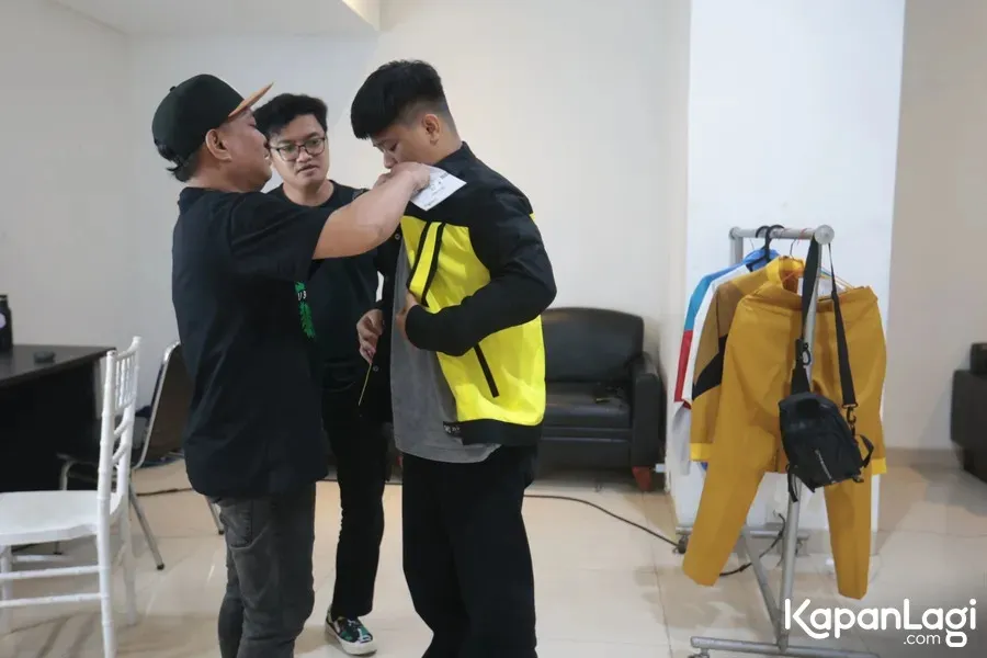 Jaket Yusuf DA ditata oleh stylist © KapanLagi.com/Budy Santoso