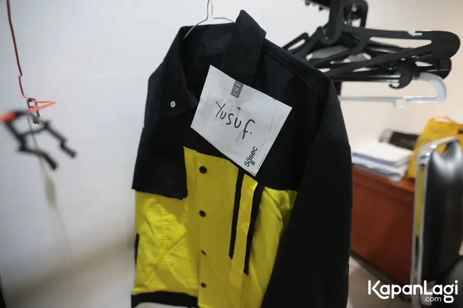 Jaket kuning yang dipakai Yusuf © KapanLagi.com/Budy Santoso
