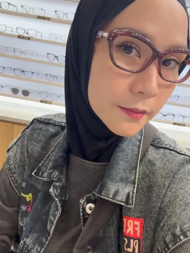 Zaskia Adya Mecca pose dengan kacamata bevel tebal (credit: Instagram.com/zaskiadyamecca)