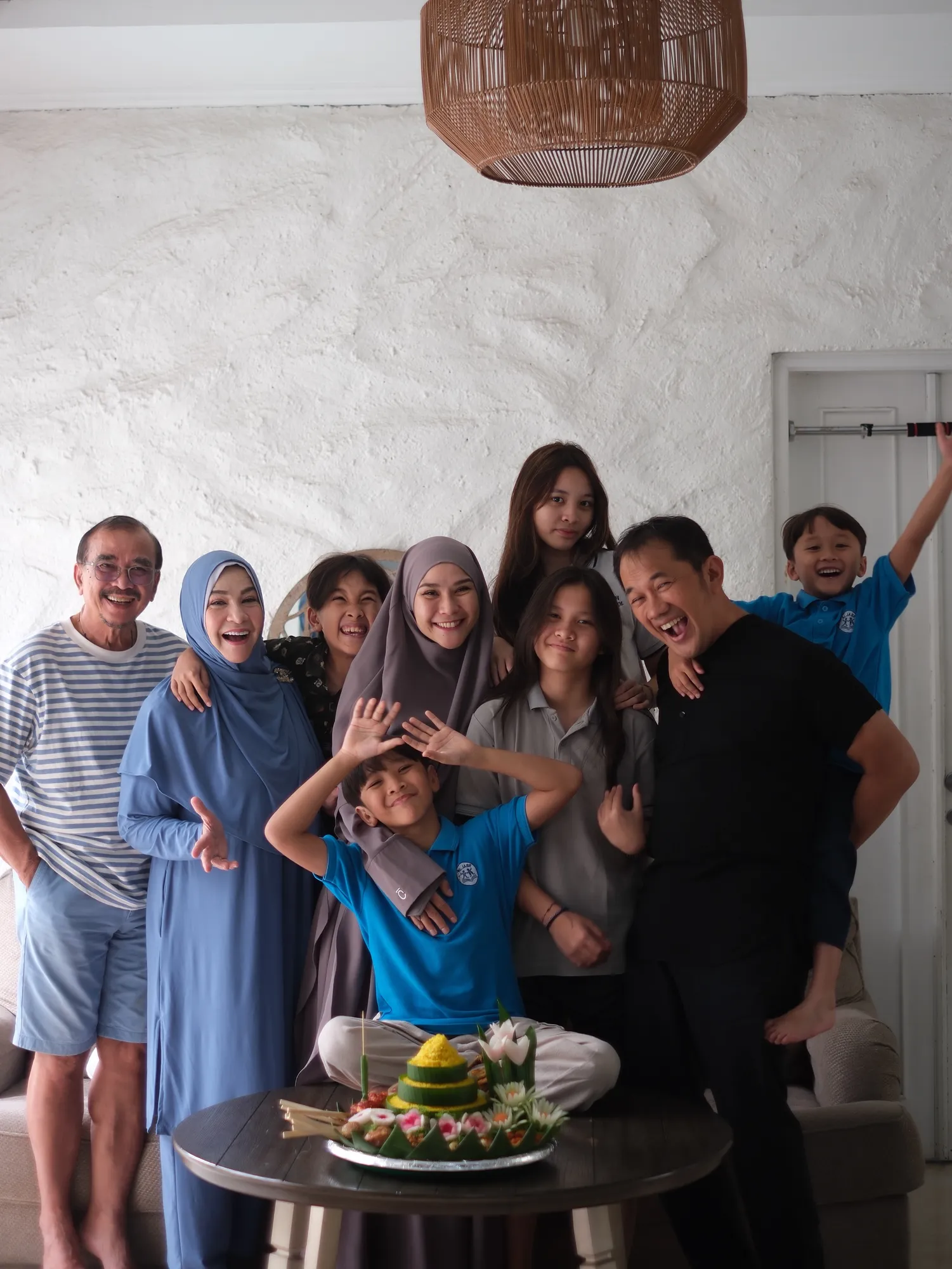Zaskia Adya Mecca bersama keluarga di hari ultahnya (instagrarm.com/zaskiaadyamecca)