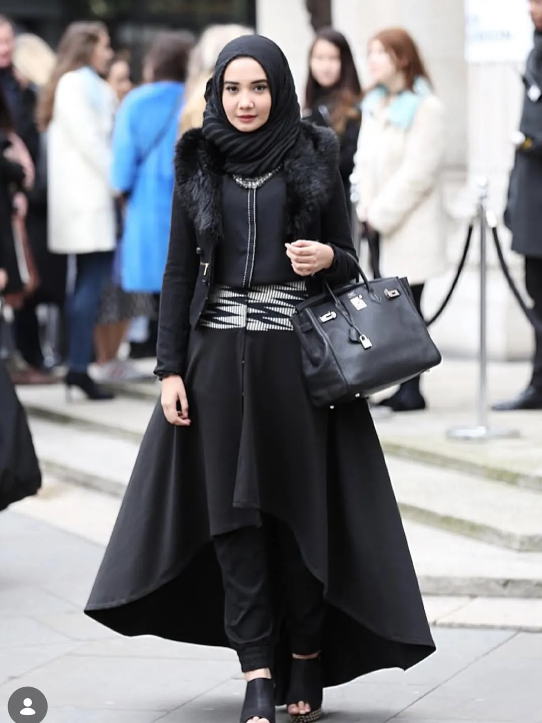 Mengenang Tren Fashion 2016: Gaya Hitam Putih ala Zaskia Sungkar  (credit: Instagram.com/zaskiasungkar15/)