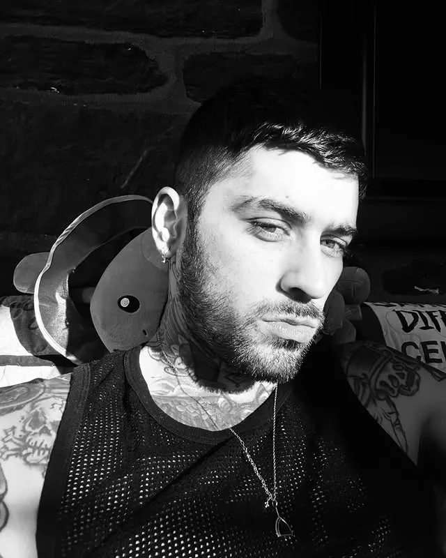 Zayn Malik pakai kaos jaring-jaring © instagram.com/zayn