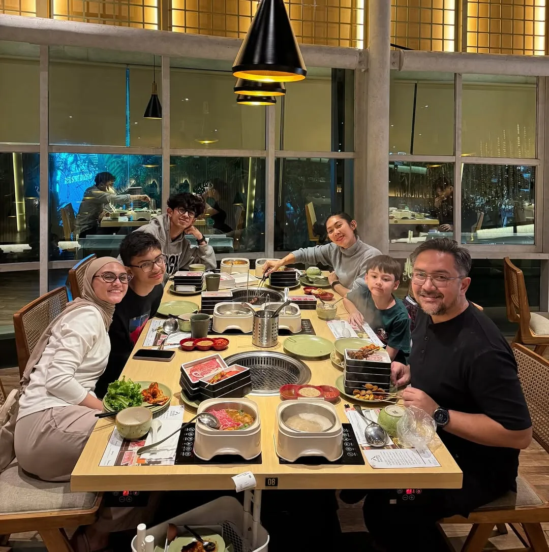 Zee Zee Shahab Makan Bareng Keluarga (credit: instagram.com/zeezeeshahab)