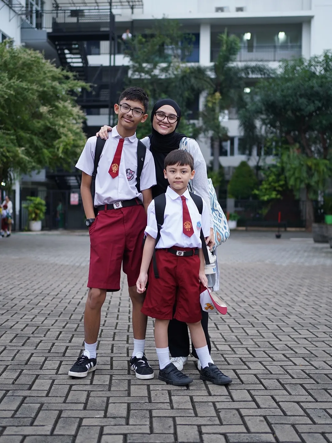 Zee Zee Shahab dengan Kedua Anaknya (credit: instagram.com/zeezeeshahab)