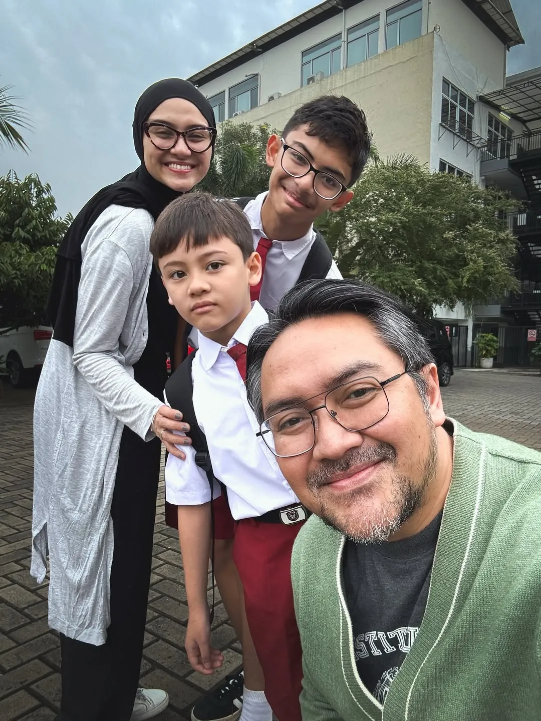 Anak-anak Zee Zee Shahab Pakai Seragam SD (credit: instagram.com/zeezeeshahab)