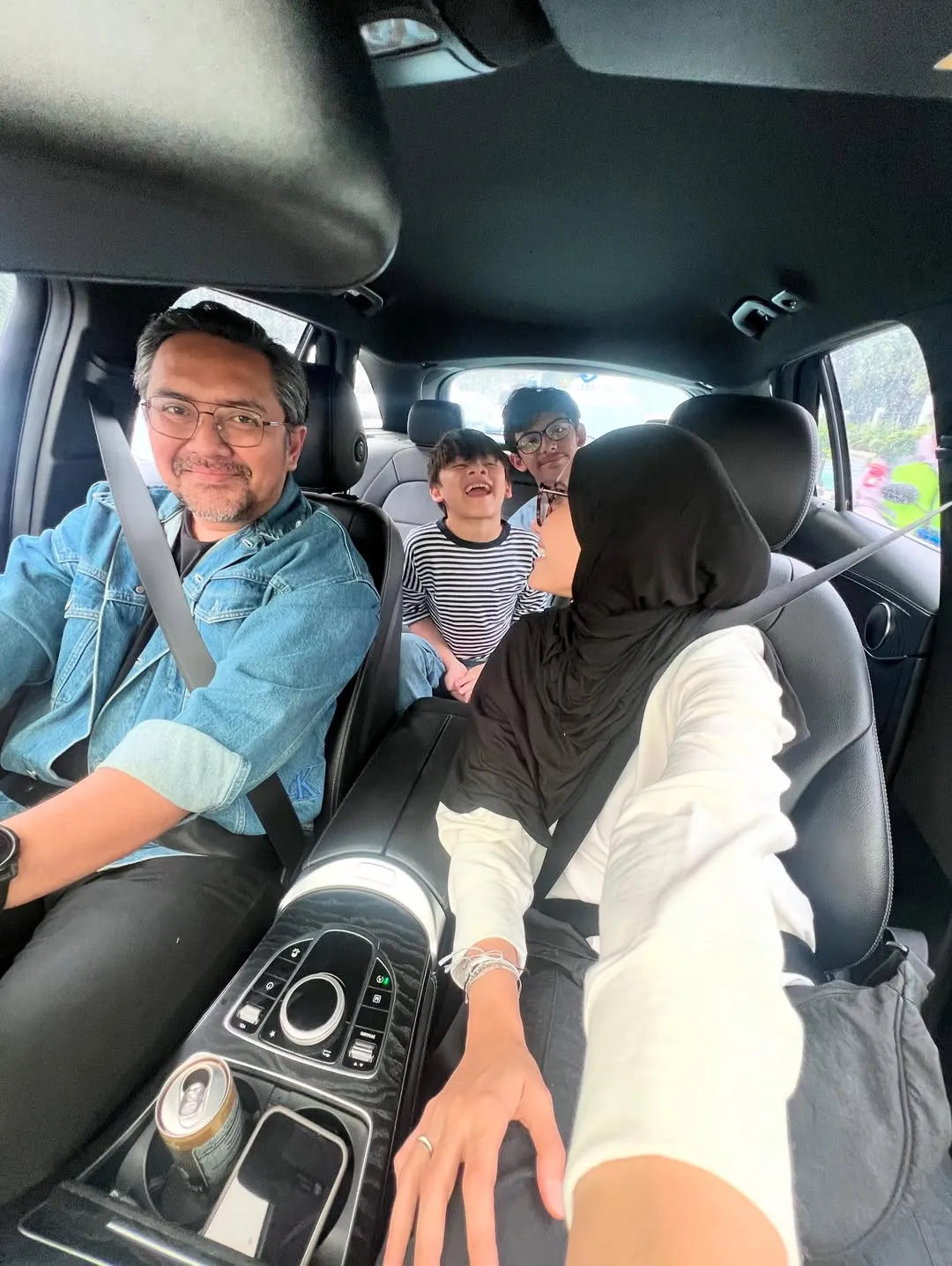 Quality Time Zee Zee Shahab dengan Keluarga (credit: instagram.com/zeezeeshahab)