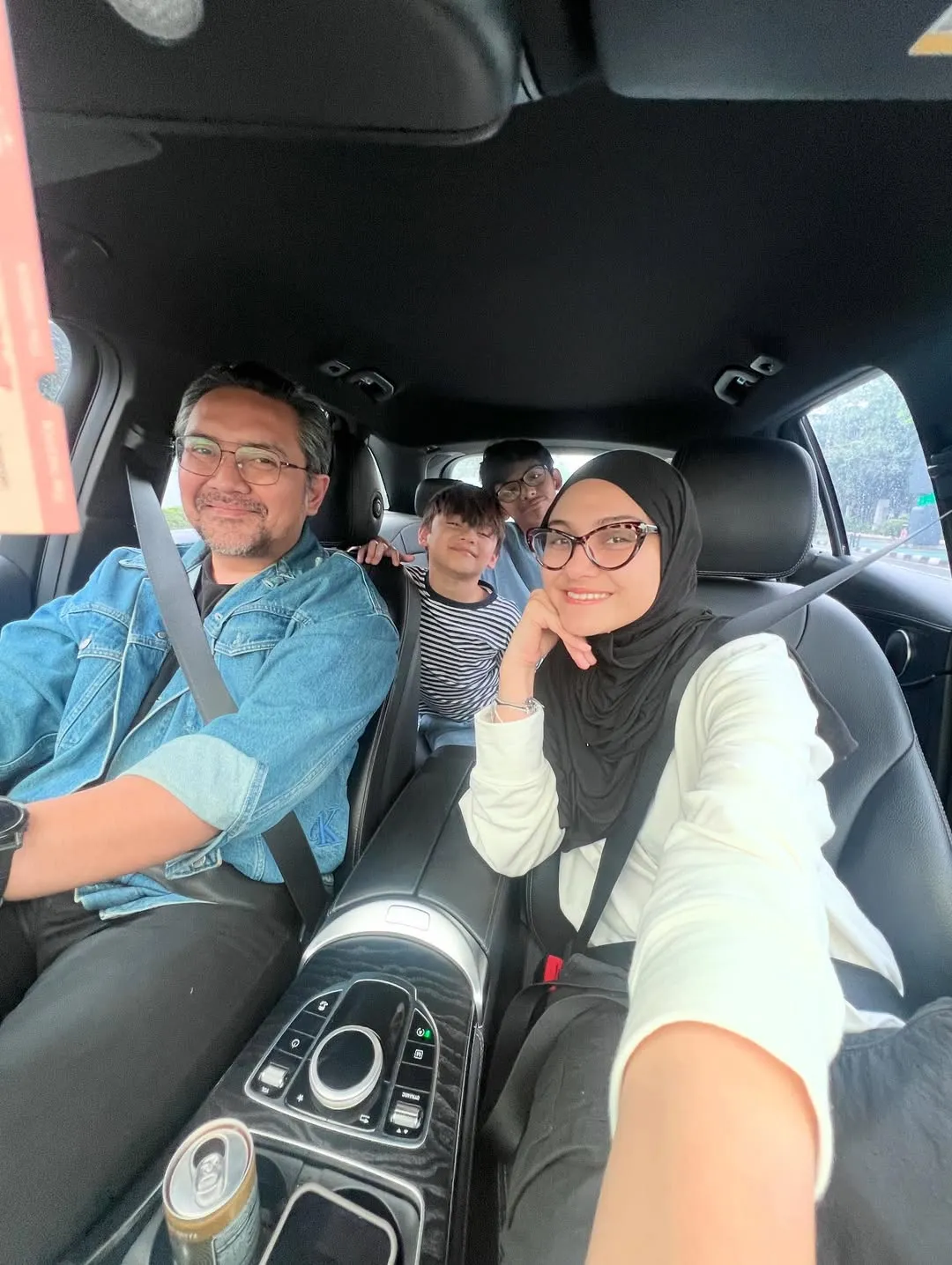 Momen Seru Zee Zee dengan Keluarga (credit: instagram.com/zeezeeshahab)